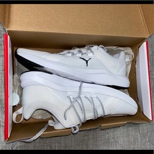 Women’s Puma size 8 sneaker NEW!